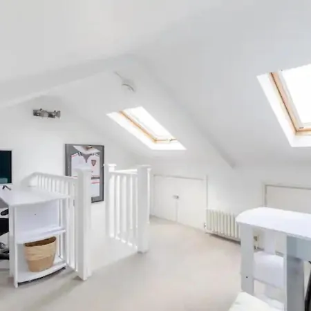 Beautifully Designed 2bd House - By Queen's Park! *
