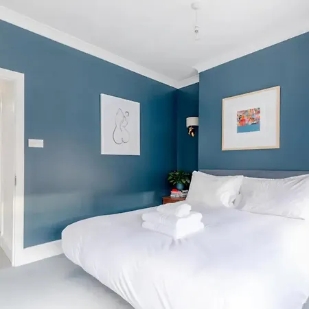 Beautifully Designed 2bd House - By Queen's Park! Holiday home *