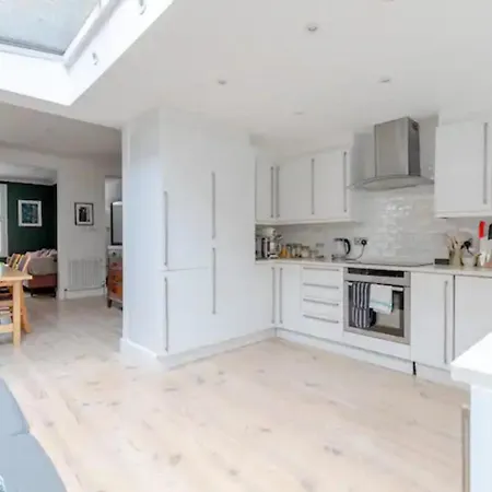 Beautifully Designed 2bd House - By Queen's Park! Holiday home London