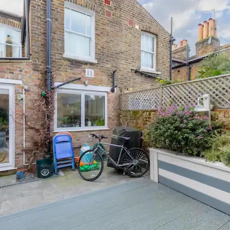 Beautifully Designed 2bd House - By Queen's Park! Holiday home *