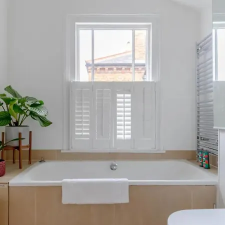 Holiday home Beautifully Designed 2bd House - By Queen's Park!