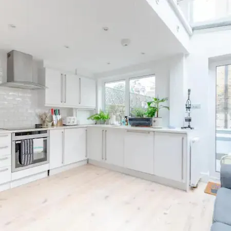 Beautifully Designed 2bd House - By Queen's Park! London