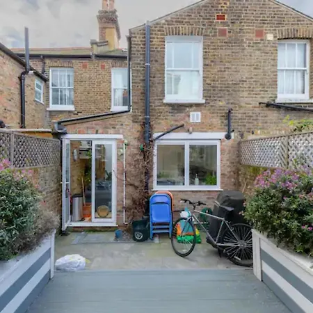 Beautifully Designed 2bd House - By Queen's Park! Holiday home London