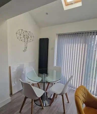 15 Minutes Away From Famous Wimbledon, An Inviting Family Appartamento *