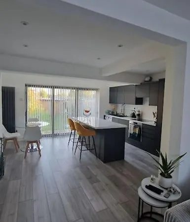 15 Minutes Away From Famous Wimbledon, An Inviting Family Appartamento *