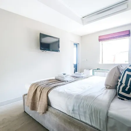 Servised On Artillery Lane Aparthotel 4*
