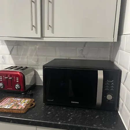 Newly Decorated 2 Bedroom Flat In South East Apartment London