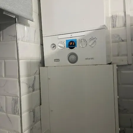Newly Decorated 2 Bedroom Flat In South East London