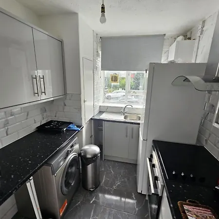 Newly Decorated 2 Bedroom Flat In South East *