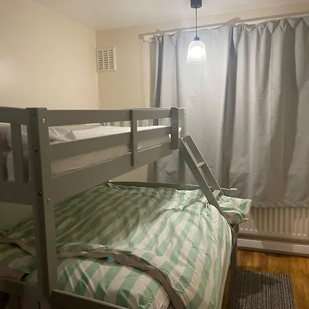 Newly Decorated 2 Bedroom Flat In South East