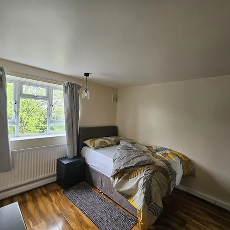 Apartment Newly Decorated 2 Bedroom Flat In South East
