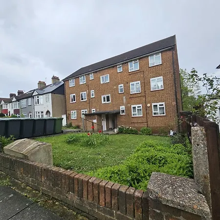 Newly Decorated 2 Bedroom Flat In South East