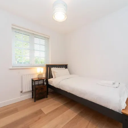 Holiday home Pass The Keys Gorgeous 4 Bedroom House Near Station Mins To London