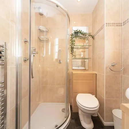 Pass The Keys Gorgeous 4 Bedroom House Near Station Mins To London *