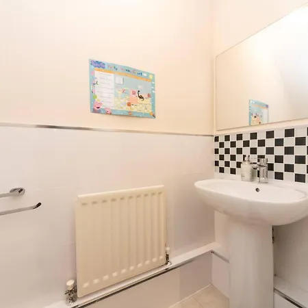 Pass The Keys Gorgeous 4 Bedroom House Near Station Mins To London