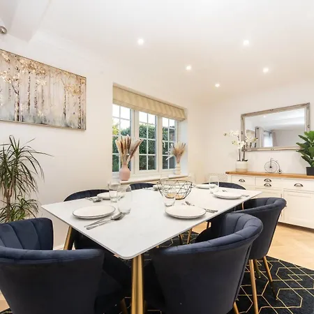 Holiday home Pass The Keys Gorgeous 4 Bedroom House Near Station Mins To London