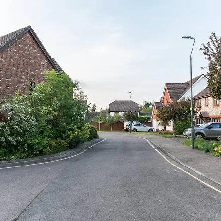 Pass The Keys Gorgeous 4 Bedroom House Near Station Mins To London Holiday home *