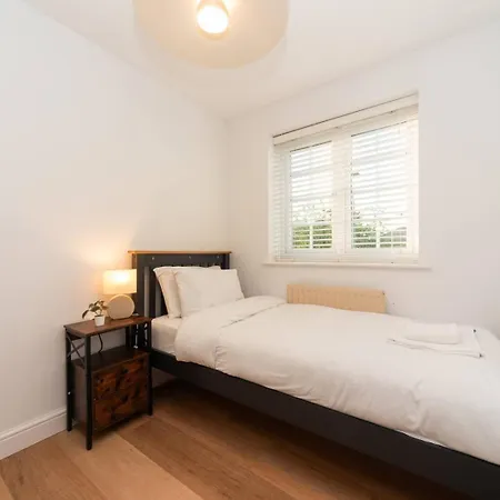Holiday home Pass The Keys Gorgeous 4 Bedroom House Near Station Mins To London *