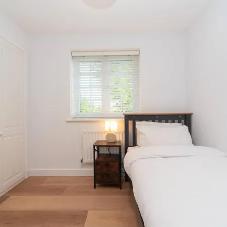 Pass The Keys Gorgeous 4 Bedroom House Near Station Mins To London Holiday home