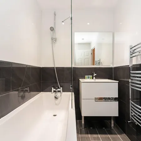 Pass The Keys Gorgeous 4 Bedroom House Near Station Mins To London *