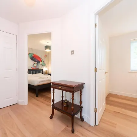 Pass The Keys Gorgeous 4 Bedroom House Near Station Mins To London *