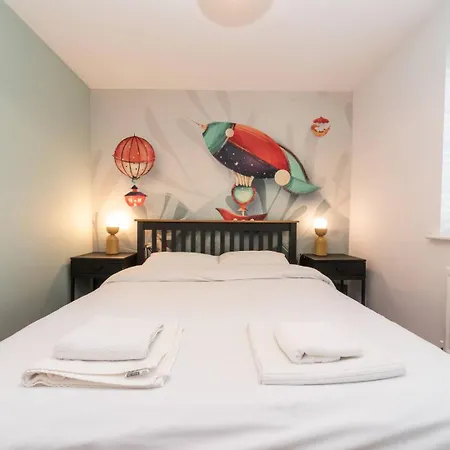 Pass The Keys Gorgeous 4 Bedroom House Near Station Mins To London Holiday home *