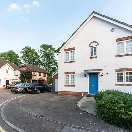 Holiday home Pass The Keys Gorgeous 4 Bedroom House Near Station Mins To London *