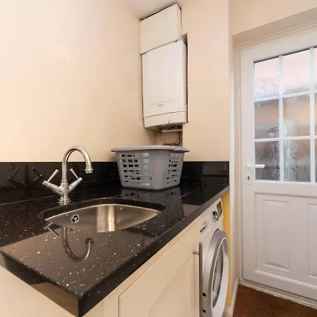 Pass The Keys Gorgeous 4 Bedroom House Near Station Mins To London Holiday home Sidcup