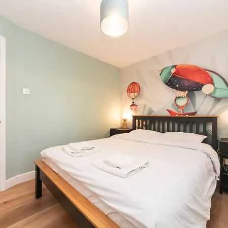 Holiday home Pass The Keys Gorgeous 4 Bedroom House Near Station Mins To London *