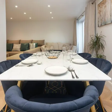 Pass The Keys Gorgeous 4 Bedroom House Near Station Mins To London *