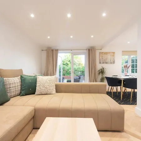 Pass The Keys Gorgeous 4 Bedroom House Near Station Mins To London Holiday home *