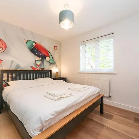 Holiday home Pass The Keys Gorgeous 4 Bedroom House Near Station Mins To London *