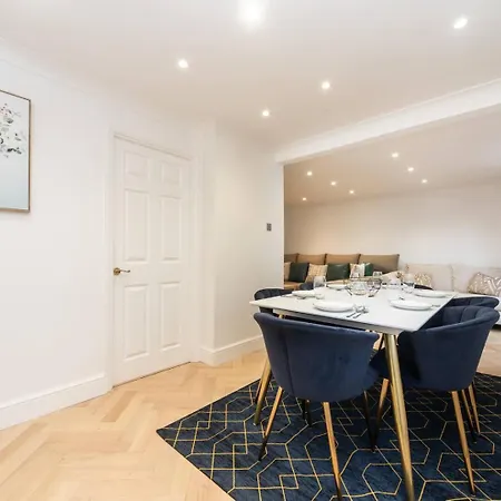 Holiday home Pass The Keys Gorgeous 4 Bedroom House Near Station Mins To London *