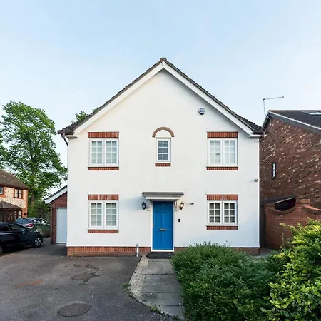 Pass The Keys Gorgeous 4 Bedroom House Near Station Mins To London Holiday home