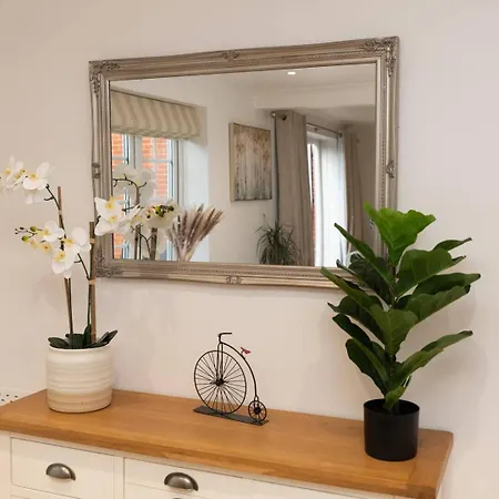 Pass The Keys Gorgeous 4 Bedroom House Near Station Mins To London