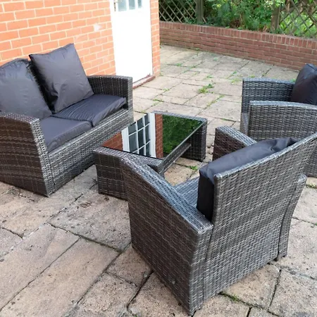Pass The Keys Gorgeous 4 Bedroom House Near Station Mins To London Holiday home