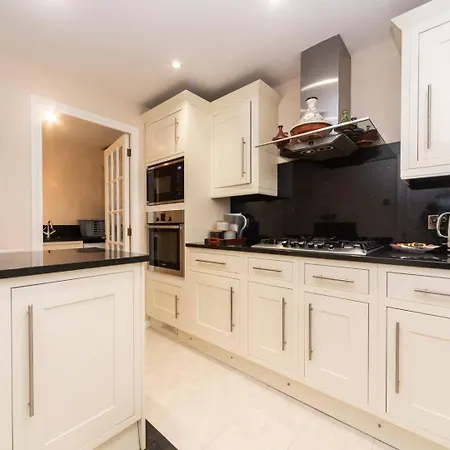 Holiday home Pass The Keys Gorgeous 4 Bedroom House Near Station Mins To London