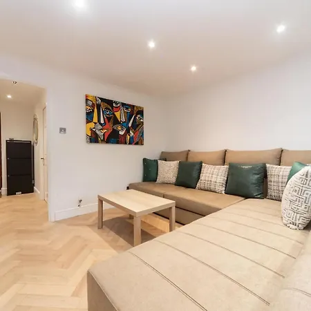 Pass The Keys Gorgeous 4 Bedroom House Near Station Mins To London Holiday home *
