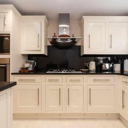 Pass The Keys Gorgeous 4 Bedroom House Near Station Mins To London Holiday home Sidcup