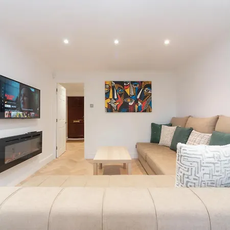 Pass The Keys Gorgeous 4 Bedroom House Near Station Mins To London *