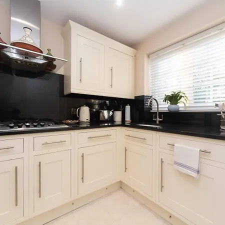 Pass The Keys Gorgeous 4 Bedroom House Near Station Mins To London Sidcup