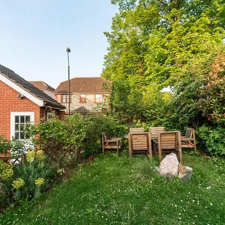 Holiday home Pass The Keys Gorgeous 4 Bedroom House Near Station Mins To London