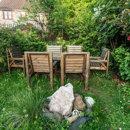 Pass The Keys Gorgeous 4 Bedroom House Near Station Mins To London Holiday home