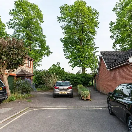 Holiday home Pass The Keys Gorgeous 4 Bedroom House Near Station Mins To London