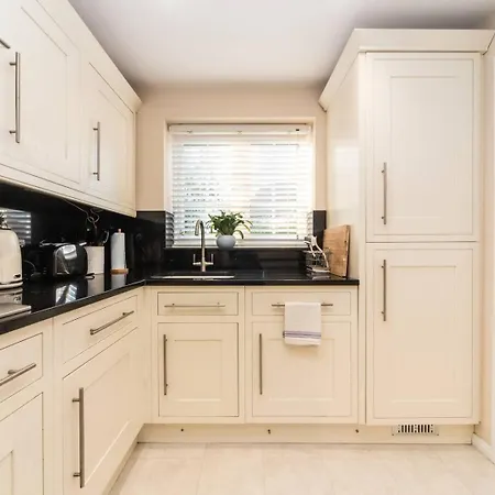 Holiday home Pass The Keys Gorgeous 4 Bedroom House Near Station Mins To London Sidcup
