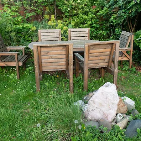Pass The Keys Gorgeous 4 Bedroom House Near Station Mins To London Holiday home