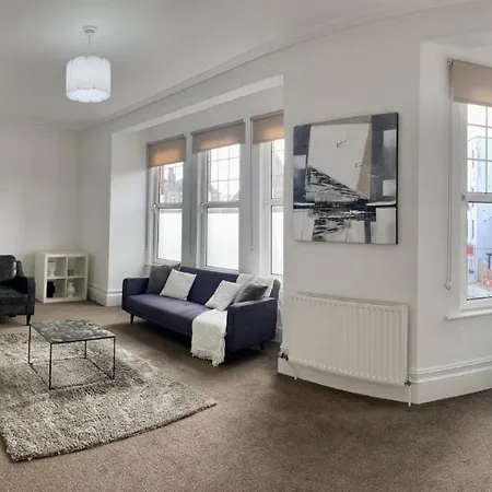 Apartment Large 2 Bedroom In A Great Location