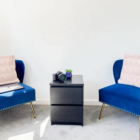 Charming 2-bedroom Flat With Private Balcony Near Islington Station, Canonbury *