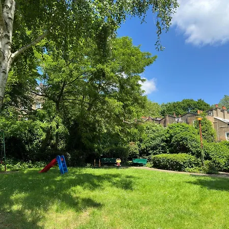 Charming 2-bedroom Flat With Private Balcony Near Islington Station, Canonbury Apartment