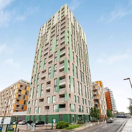 Modern 1-bed With Panoramic View In Apartment London